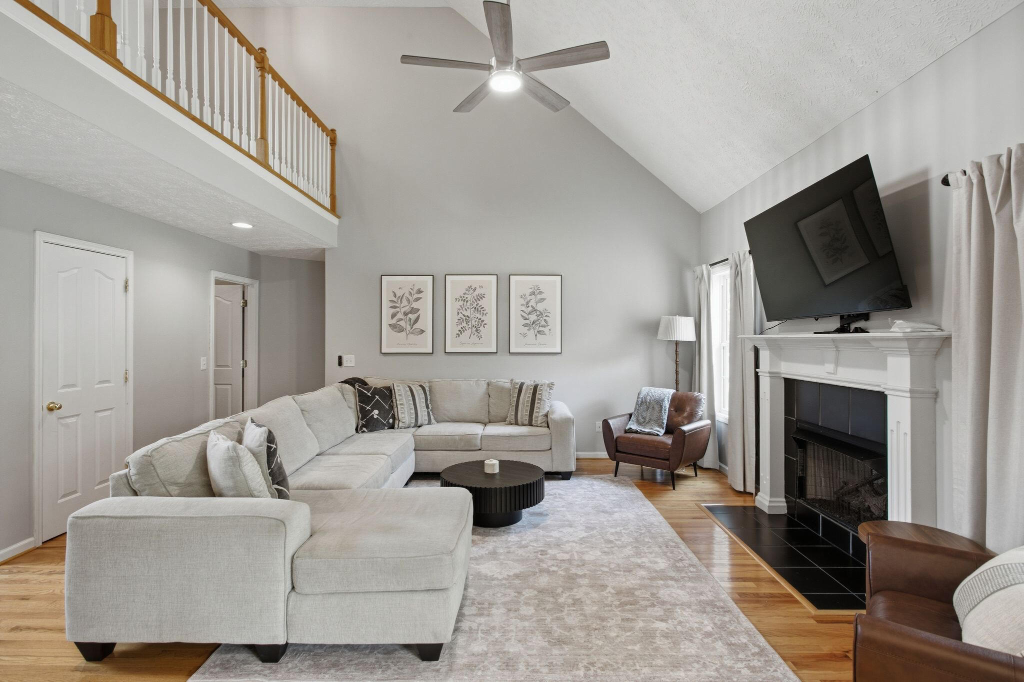 3446 Leslie Ln, photo 1