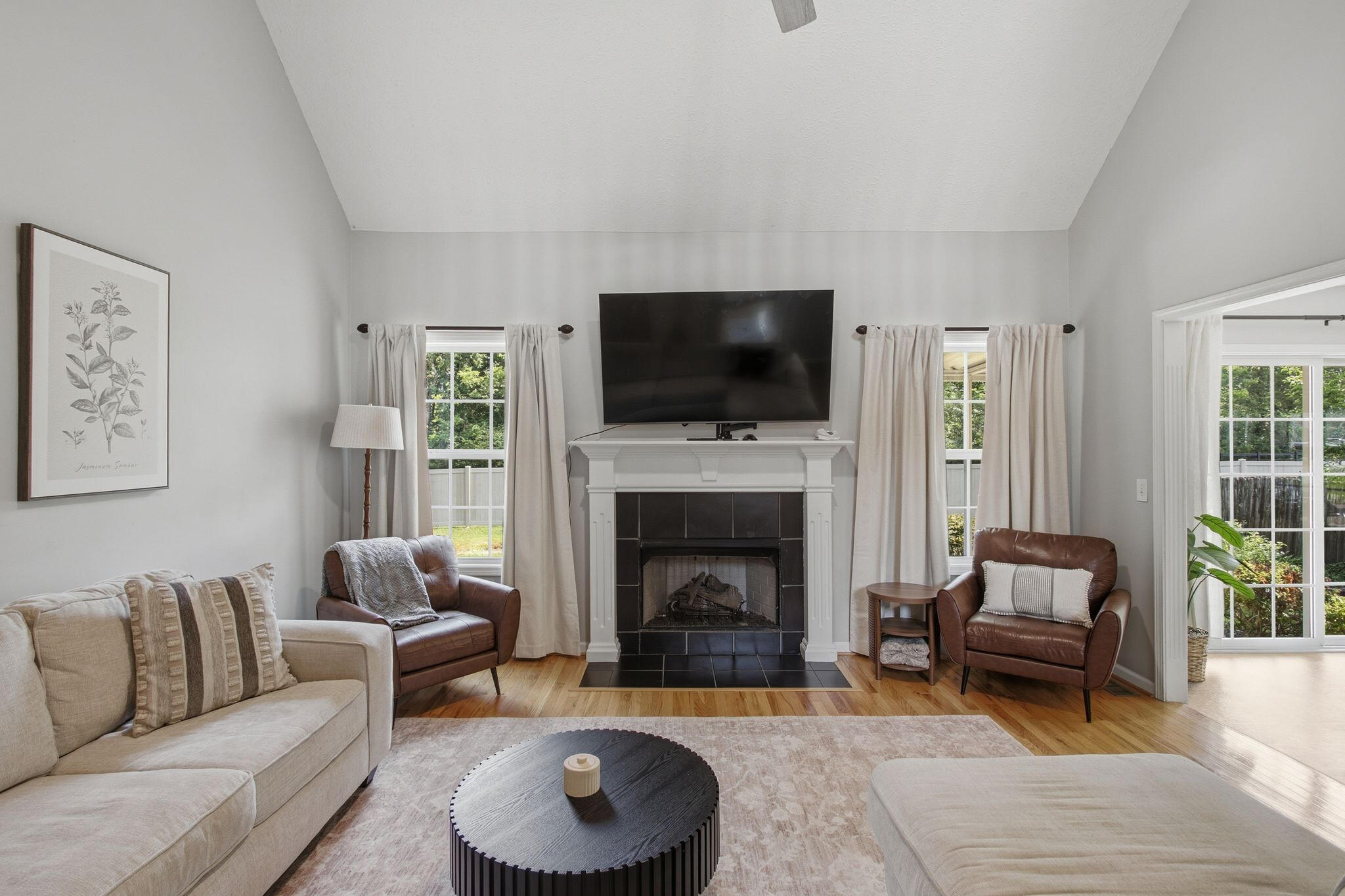 3446 Leslie Ln, photo 2